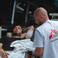 Unser Team behandelt verletzte Menschen mit Hilfe unserer mobilen Teams.