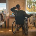 Patient sitzt im Rollstuhl in einem Krankenhauszimmer