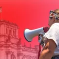 Hintergrund Reichstagsgebäude Vordergrund Frau mit Mikro