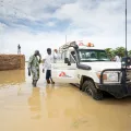 Mali: Geländewagen in einer Flutkatastrophe in Tenenkou