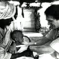 Schwarz-weiß-Foto von Arzt der Kind behandelt