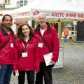 F2F-Fundraiser*innen von Ärzte ohne Grenzen vor Infostand
