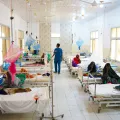 Somalia: Pfleger geht zwischen Krankenbetten