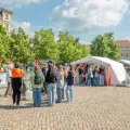 Menschenansammlung vor Zelten der Freiluftausstellung
