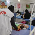 Mangelernährung im Jemen: Der sechsjährige Ali Amin wird im Krankenhaus in Abs versorgt