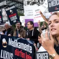 Gruppe von Protestierenden für bezahlbare Medikamente.