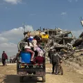 Gaza: Familie mit Hab und Gut inmitten zerstörter Gebäude