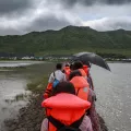 Medizinisches Team auf dem Weg in das Vertriebenencamp Ah Nauk Ye in Myanmar. 