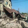 Myanmar: Erdbebenzerstörung an Gebäude und Geröll in Stadt