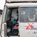 Mutter mit Kindern in einem unserer Krankenwagen.