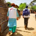 Zwei  unserer Mitarbeiter*innen in einem Rohingya-Geflüchtetetencamp. 