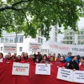 Menschen mit Plakaten demonstrieren vor Auswärtigem Amt