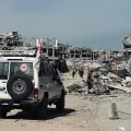 Ein Geländewagen mit dem Logo von Ärzte ohne Grenzen vor zerstörten Gebäuden in Dschabaliya.