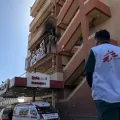 MSF-Mitarbeiter steht vor dem Nasser-Krankenhaus in Gaza