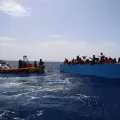 Seenotrettung der Geo Barents eines überfüllten Holzbootes im zentralen Mittelmeer, darunter Frauen und Kinder. 