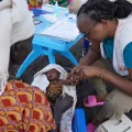 Hebamme Veronica Nyakuoth untersucht Baby.