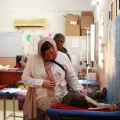 Eine Mitarbeiterin von Ärzte ohne Grenzen im Patient*innenkontakt im Nyala Teaching Hospital.