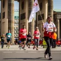 Halbmarathonläufer*innen in Berlin durchqueren Brandenburger Tor