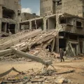 Ein Mann läuft durch eine zerstörte Nachbarschaft im Gazastreifen