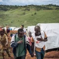 Menschen inerstörtem Geflüchtentencamp in der D.R. Kongo