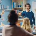 Aufnahme eines Lehrer im Klassenzimmer.