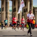 Halbmarathonläufer*innen in Berlin durchqueren Brandenburger Tor