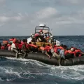 Flüchtlinge in einem überfüllten Schlauchboot