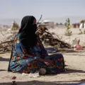 Abdu Sabit sitzt vor ihrem Zelt im Al-Khuseif Camp für Geflüchtete, Marib, Jemen.