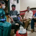  WHO Behandlungsrichtline für resistente Tuberkulose aktualisiert - In Mumbai, Indien Patient*innen mit resistenter Tuberkulose im Gespräch mit Krankenschwester von Ärzte ohne Grenzen.