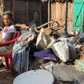 Frau sitzt inmitten von Verwüstungen, die die Wirbelstürme an der Ostküste von Madagaskar hinterlassen haben.