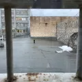 Gitterstäbe vor einem Dach, das mit Stacheldrahtzaun gesichert wurde