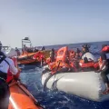 Die Teams der Geo Barents retten die Menschen von einem Schlauchboot auf dem Mittelmeer