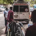 Ein Patient auf einer Liege wird in einen Krankenwagen in Port-au-Prince transportiert.