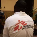 Migrant*innen im Gespräch mit MSF-Mitarbeiter Moussa Zarre.