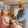 Unsere Ärztin Maryna Krupko misst den Blutdruck einer Patientin