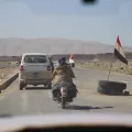 Mehrere Fahrzeuge auf einer Straße von Marib, Jemen