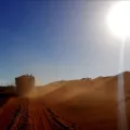 Eine wüstenartige Landschaft und gleißende Sonne in Madagaskar