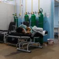 Eine Covid-19 Patientin in einem Krankenbett