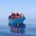 Auf Beiboot bringen wir Menschen auf unser Seenot-Rettungschiff.