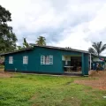 Eine von Ärzte ohne Grenzen unterstützte Gesundheitseinrichtung im Distrikt Kenema im Osten Sierra Leones.