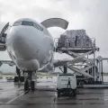 Hilfsgüter werden in ein Frachtflugzeug geladen