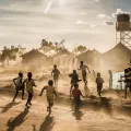 Geflüchtete Kinder aus dem Südsudan spielen im Bidibidi Camp in Uganda