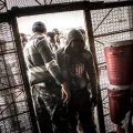 Männer werden durch das Abu-Salim-Gefangenenlager geführt.
