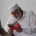 Ein Teilnehmer der Aufklärungsveranstaltung liest unsere Broschüre über die Gesundheitsversorgung von Mutter und Kind