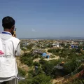 Mitarbeitender mit Walky Talky auf Berg