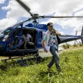 Helikopter mit Notfallteam landet auf Wiese