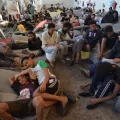Geflüchtete und Migranten sitzen dicht gedrängt in einem Internierungslager 