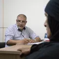 Psychiater spricht mit Patientin