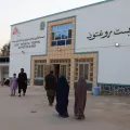 Patienten und Angehörige vor der Klinik in Lashkar Gah
