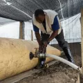 Logistiker prüft Wasserblase
